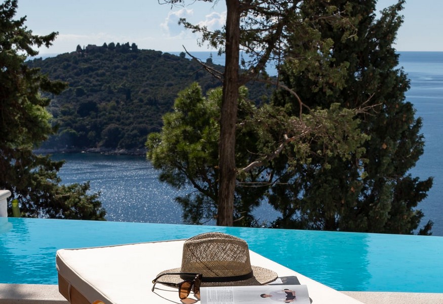 Bazén a panoramatický výhled na moře z luxusní vily H3637 v Chorvatsku.