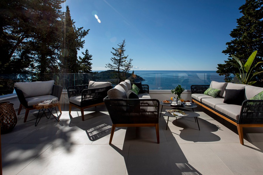 Terasa s posezením a výhledem na moře