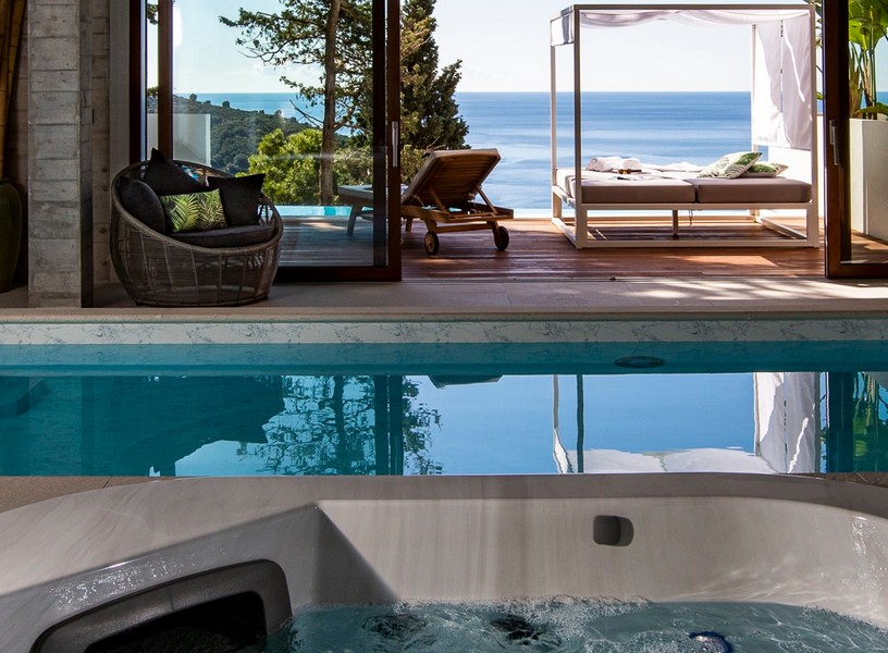 Krytý bazén s vířivkou a terasou s výhledem na moře