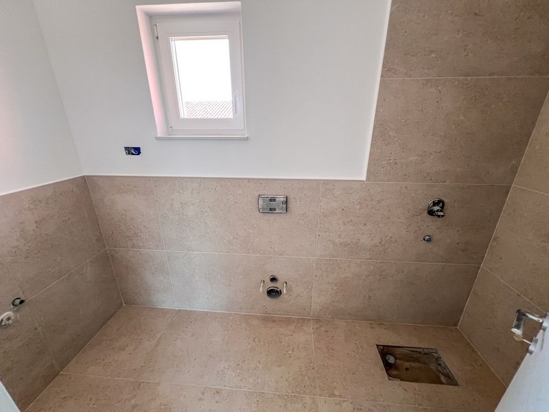 Moderní kachlová koupelna