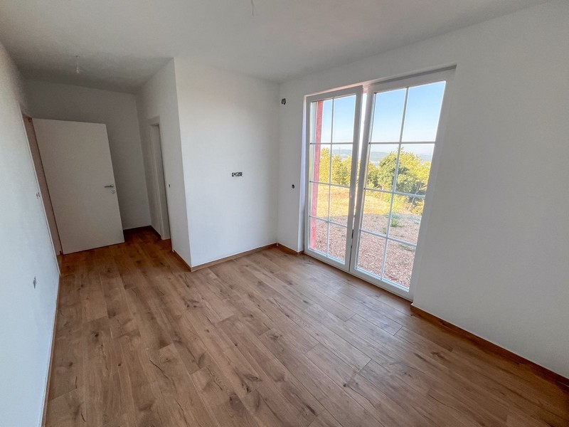 Ložnice s okny od podlahy ke stropu