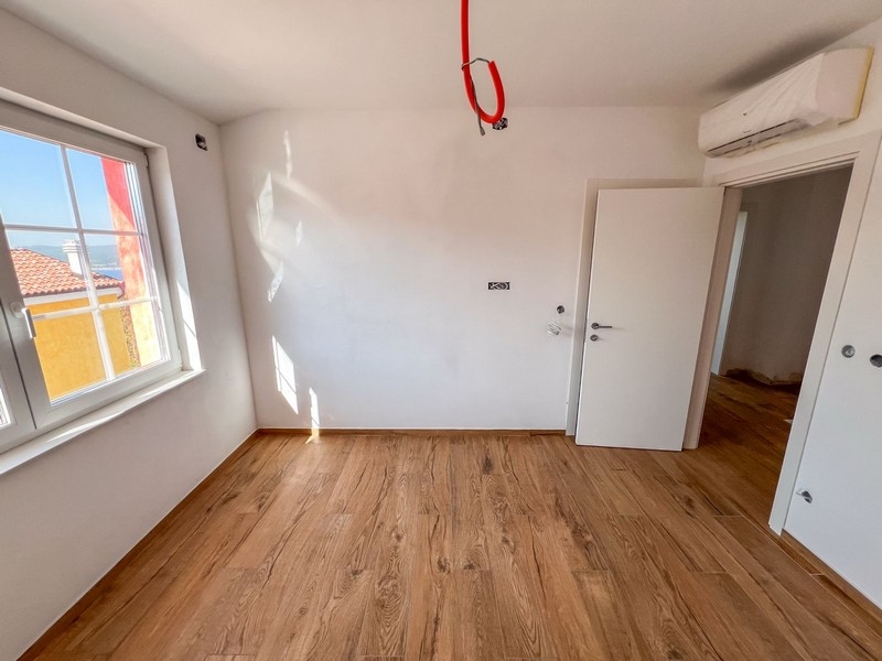 Ložnice s oknem a klimatizací