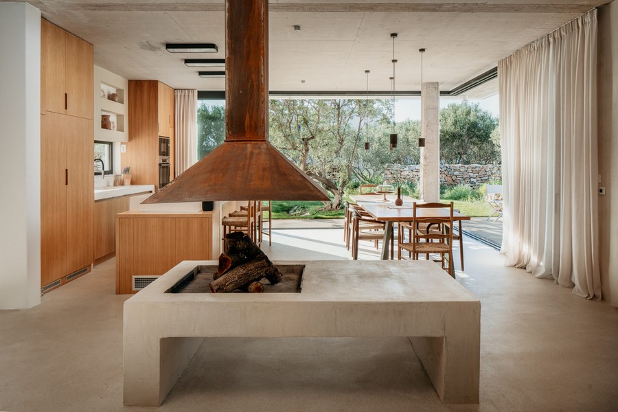 Otevřená kuchyně s velkým jídelním koutem a krbem