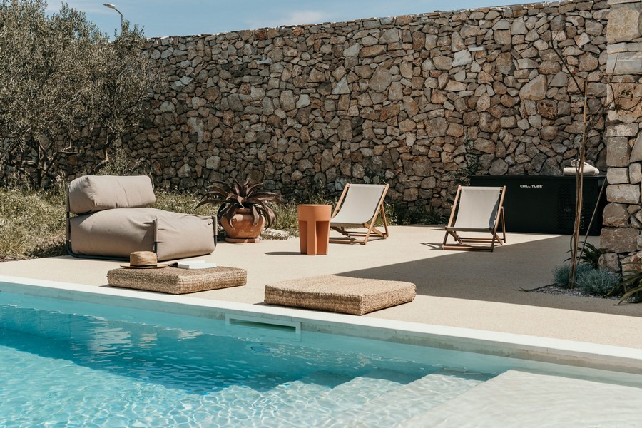 Bazén s lehátky a zdí z přírodního kamene