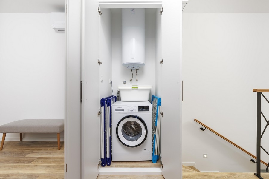 Pračka a bojler ve vestavěné skříni