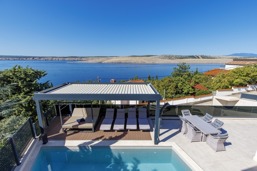 Terasa s bazénem, ​​lehátky a výhledem na moře v Jadranovu