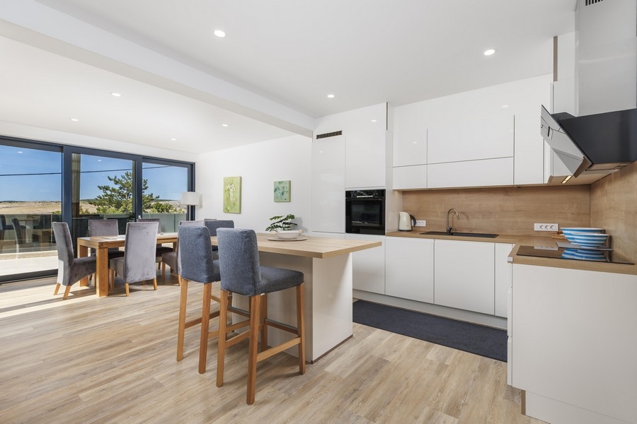 Otevřená kuchyně s jídelním koutem a vstupem na terasu