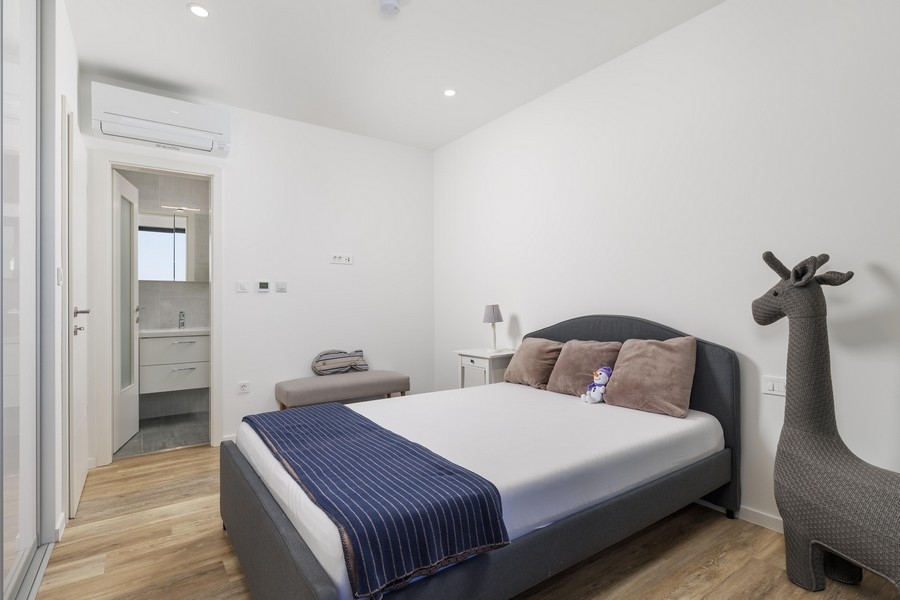 Ložnice s manželskou postelí a koupelnou