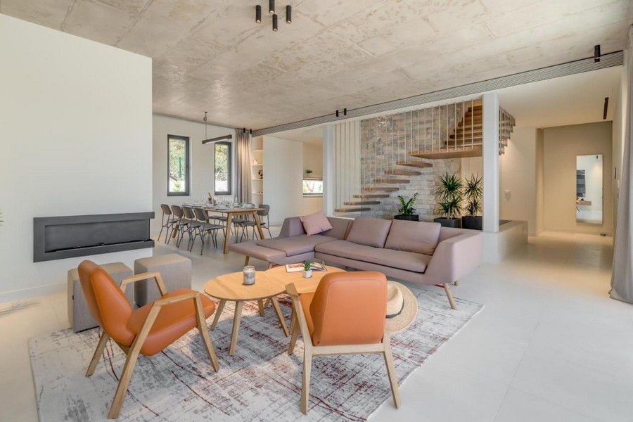 Obývací část s otevřeným schodištěm a jídelním koutem ve vile