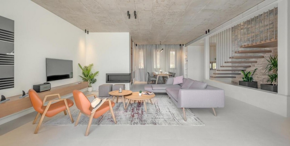 Prostorný obývací pokoj se sedací soupravou a vstupem na terasu