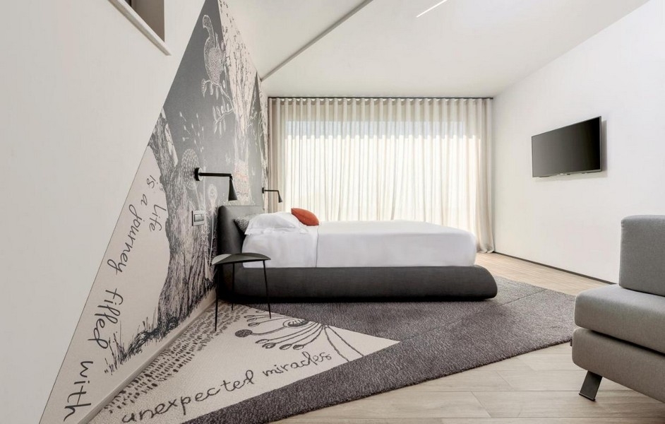 Ložnice s nástěnným designem a velkým oknem