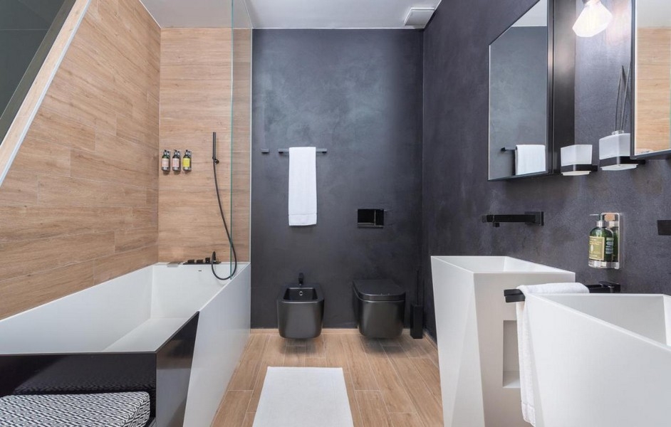 Moderní koupelna s vanou, bidetem a dvojitým umyvadlem