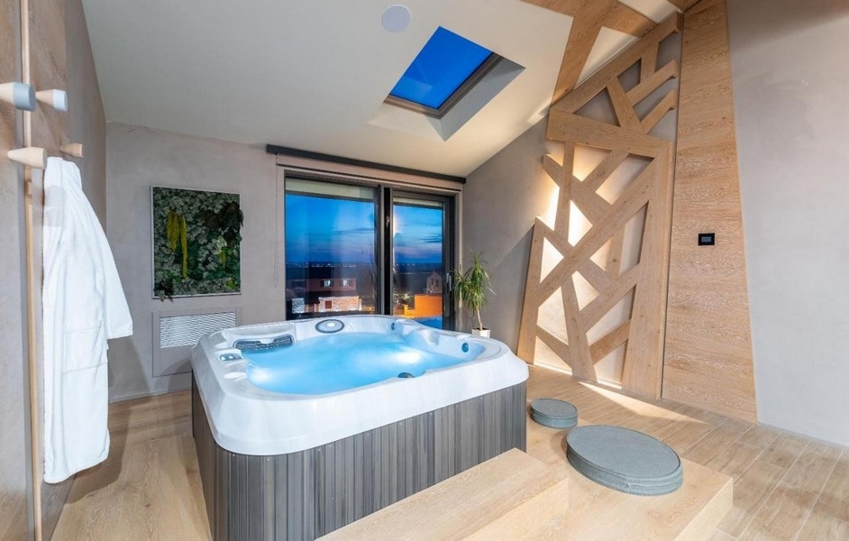 Wellness zóna s vířivkou a střešním oknem