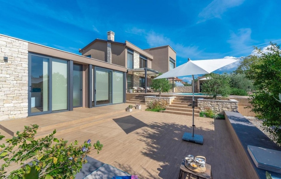 Moderní vila s velkou terasou a slunečníkem v Umagu