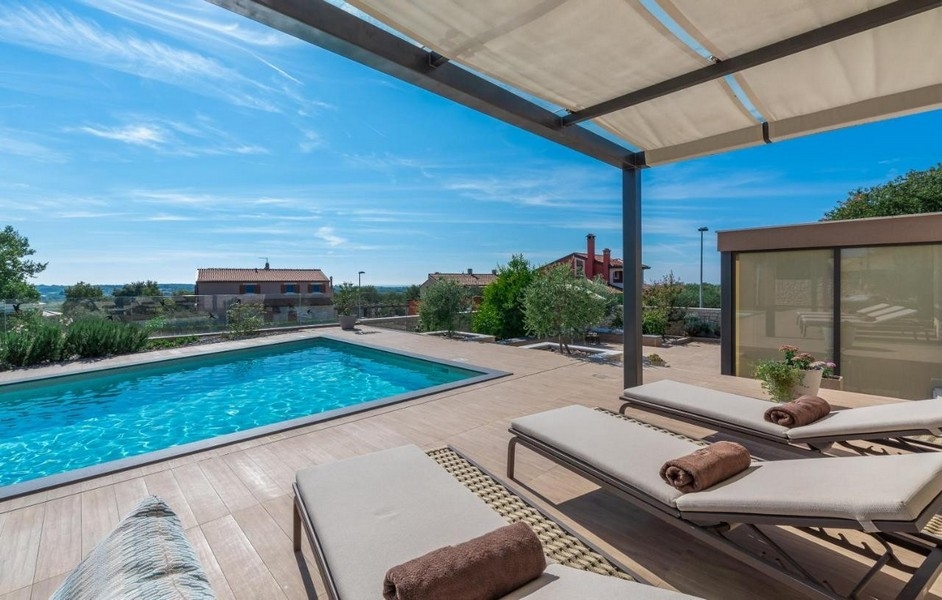 Bazén s lehátky a výhledem do okolí