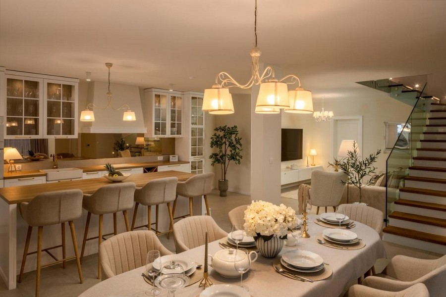 Jídelní kout s prostřeným stolem a výhledem do kuchyně