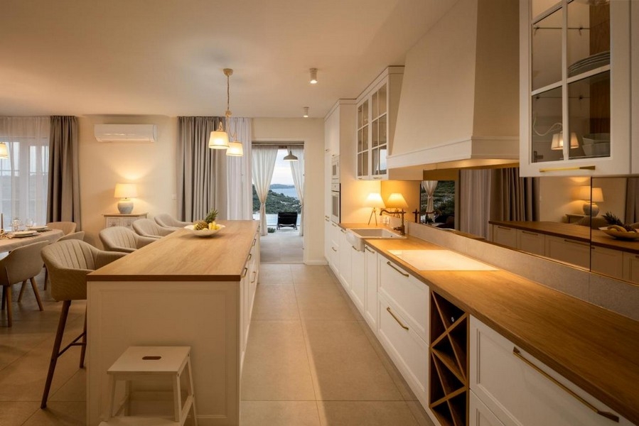 Moderní kuchyně s výhledem na ostrov a moře