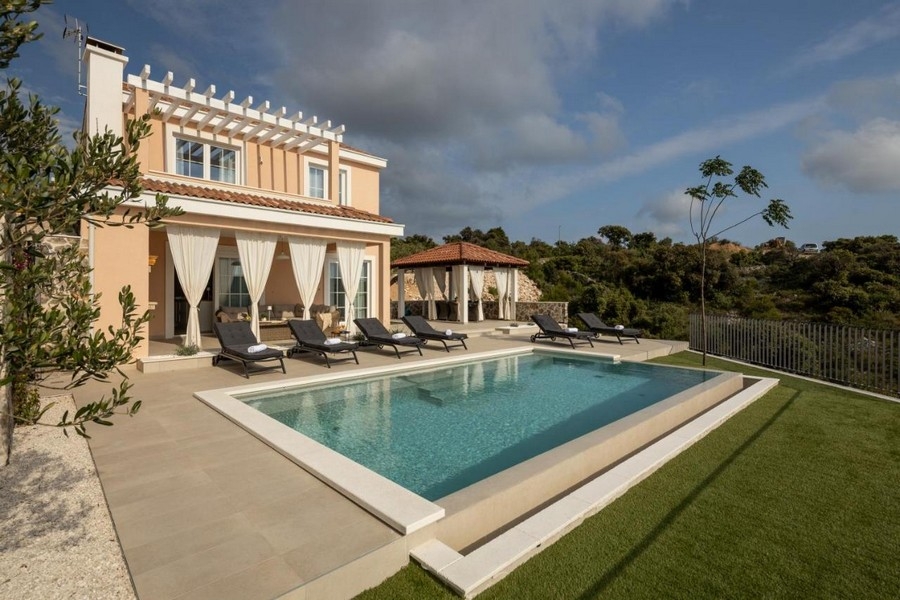 Nově postavená vila s bazénem a krytým pavilonem