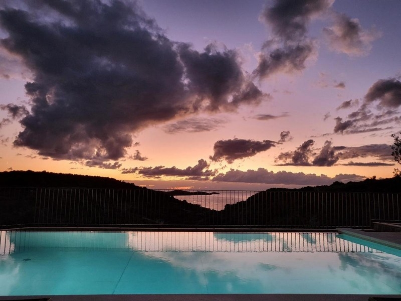 Bazén s výhledem na západ slunce nad mořem