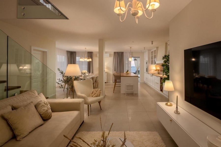 Světlý obývací pokoj s otevřenou kuchyní a jídelním koutem