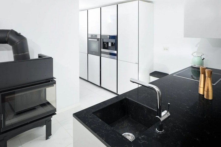 Moderní kuchyně s černými pracovními deskami