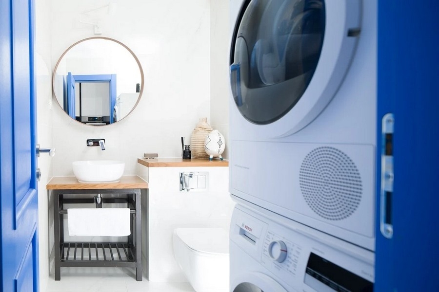 Koupelna s umyvadlem a pračkou