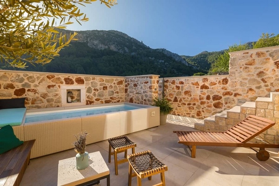 Terasa s bazénem a lehátky, výhled na hory