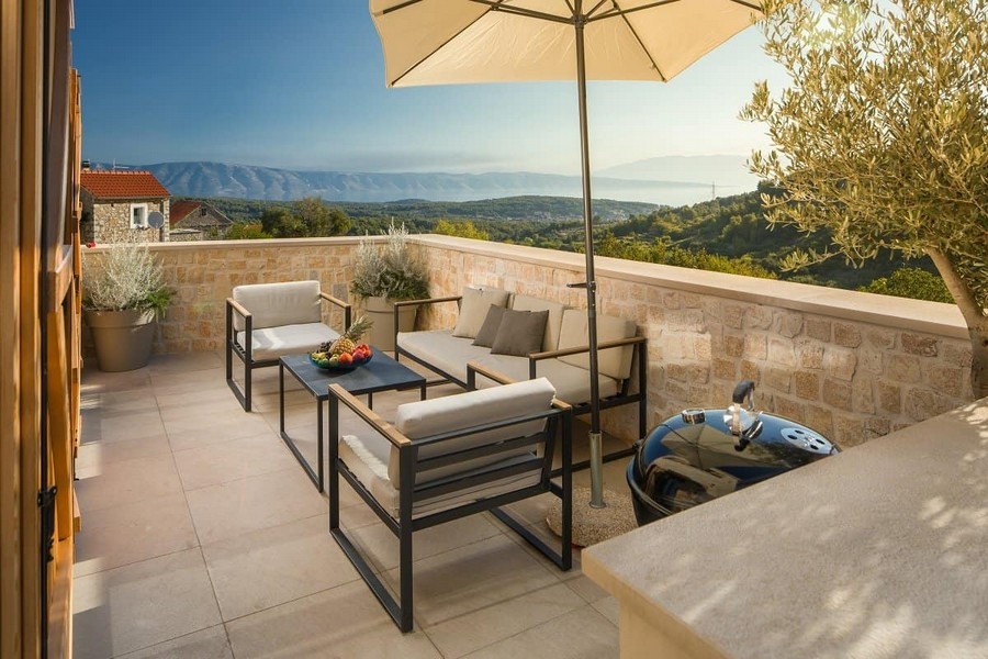Terasa s posezením, slunečníkem a výhledem na moře