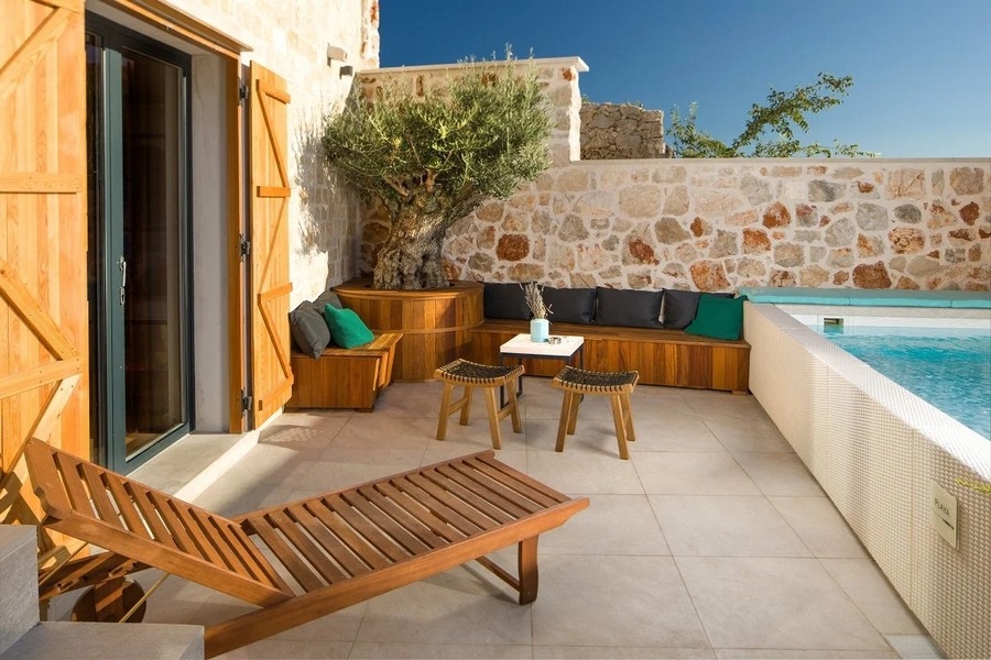 Terasa s bazénem, ​​dřevěnými lehátky a lavicí