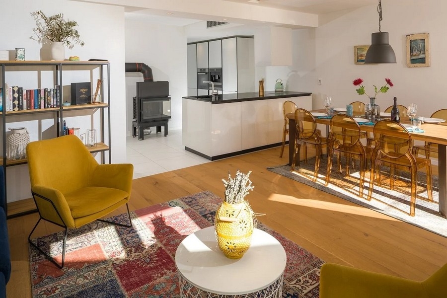 Obývací pokoj s moderní kuchyní a jídelním koutem