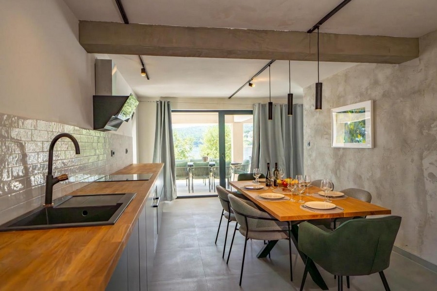 Jídelna s přístupem na terasu a výhledem na moře