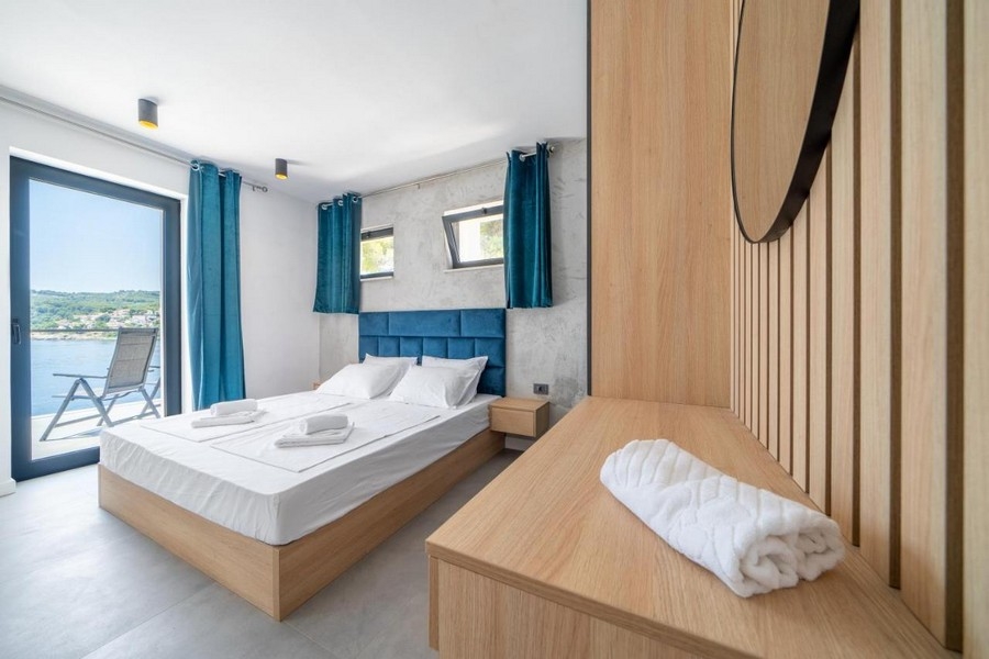 Ložnice s manželskou postelí a výhledem na moře