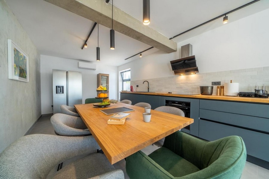 Moderní kuchyně s velkým dřevěným stolem