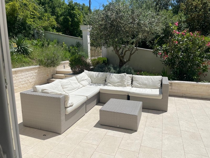 Zahradní terasa s posezením a olivovníkem