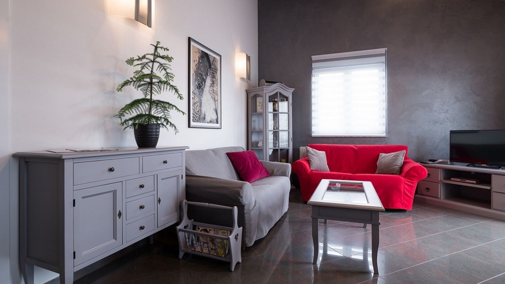 Útulný obývací pokoj s pohovkami a televizí