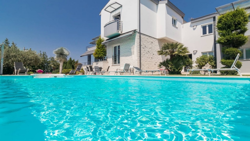 Vila s velkým bazénem na prodej v Chorvatsku - Panorama Scouting.
