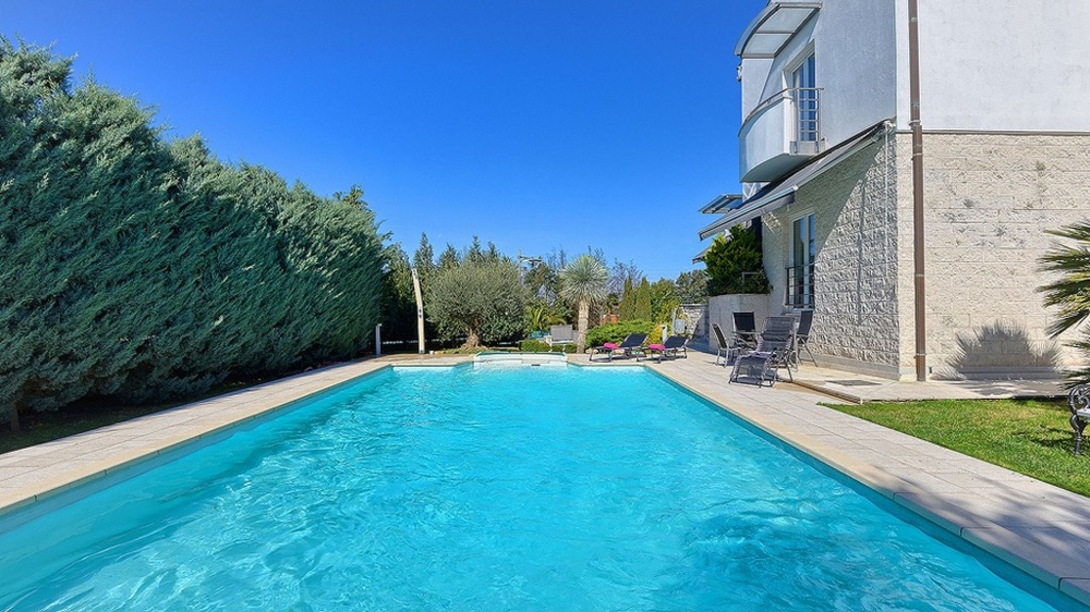 Velký bazén v zahradě vily