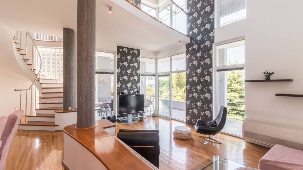 Světlý obývací pokoj s galerií a velkými okny