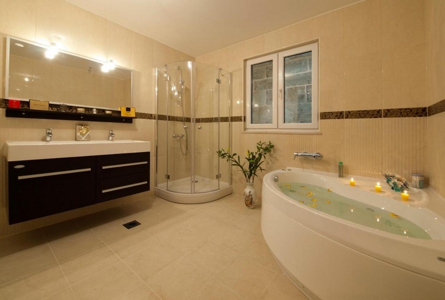 Koupelna se sprchovým koutem a vanou