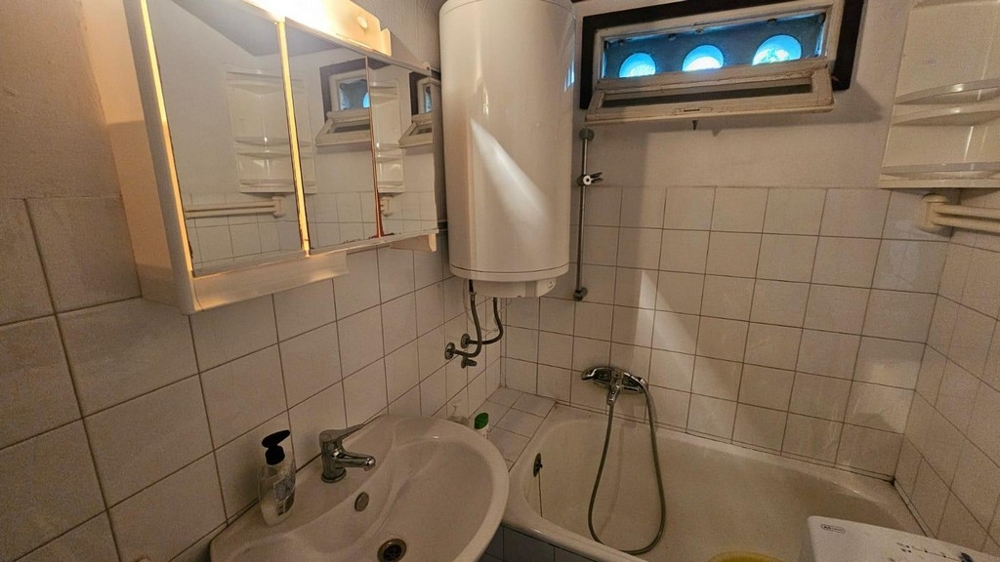 Koupelna s vanou a bojlerem