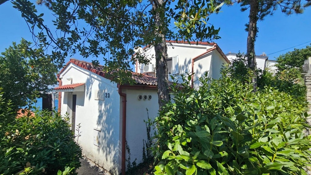 Vnější pohled na dům se vstupem a terasou