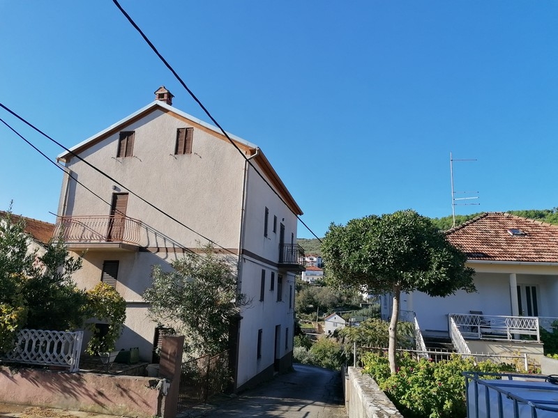 Dům k rekonstrukci u moře na prodej na Ugljanu v Chorvatsku.