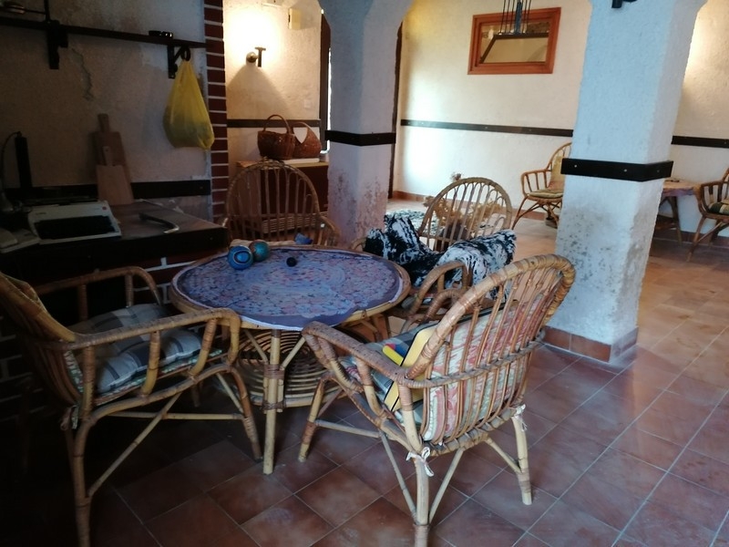 Obývací pokoj s ratanovým nábytkem a klenutým obloukem