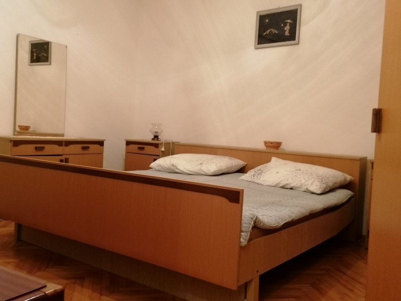 Ložnice s manželskou postelí a komodou