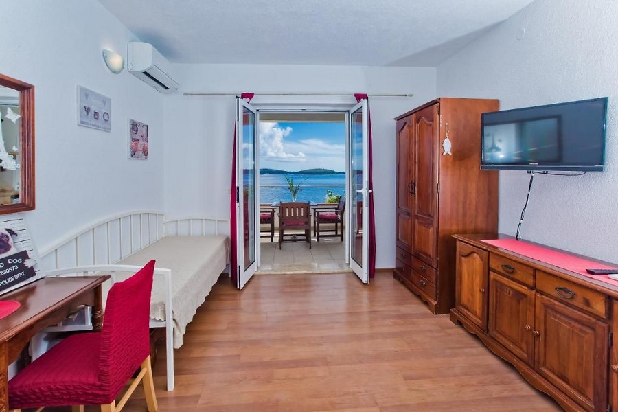 Obývací pokoj se vstupem na terasu a výhledem na moře