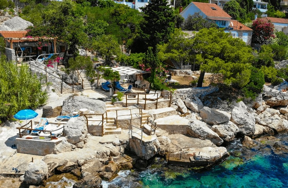 Skalnatá pobřežní oblast s místy na opalování a přímým přístupem do moře