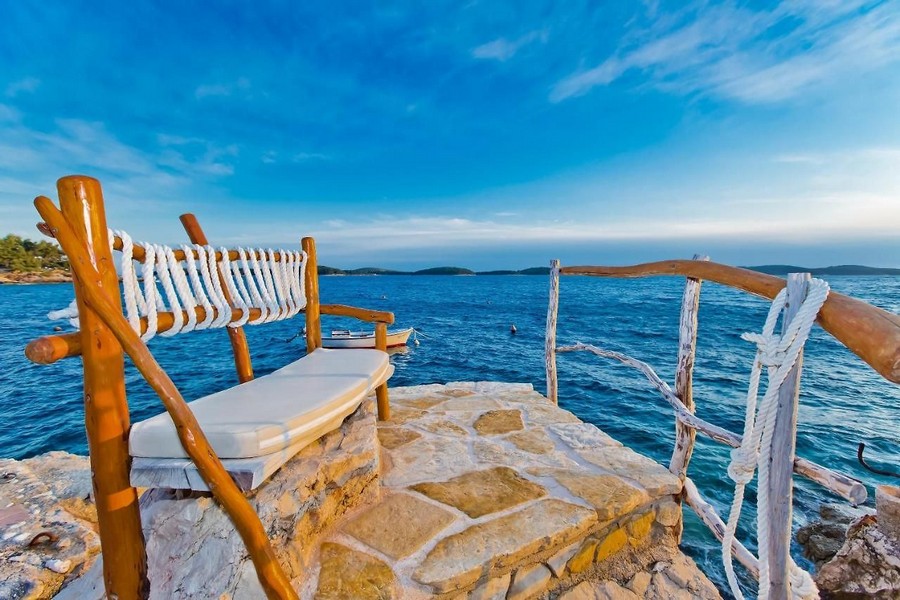 Lavička přímo u moře s výhledem na Jadran