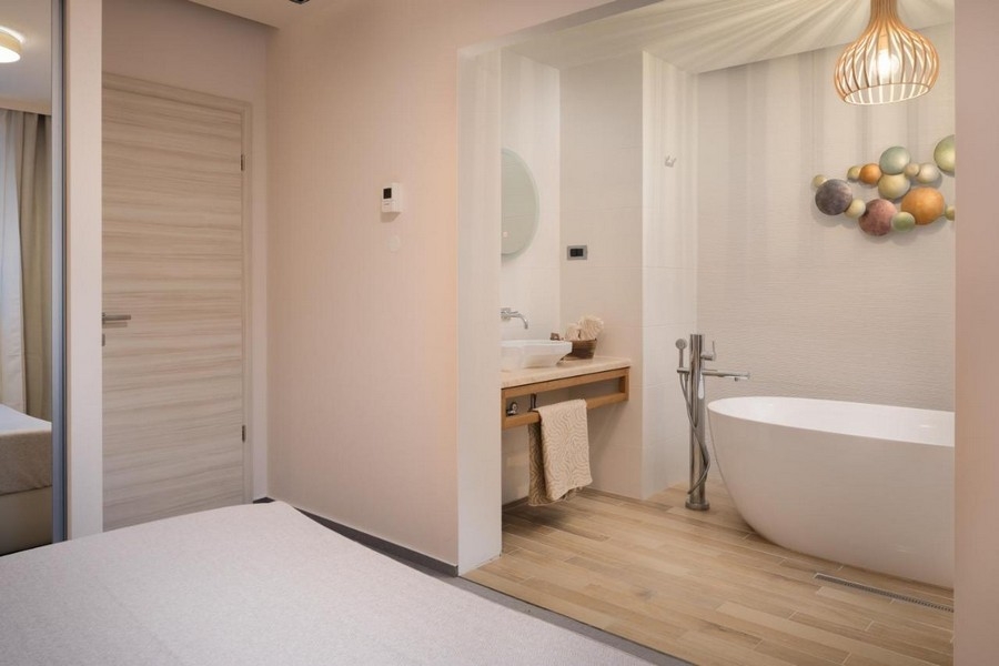 Koupelna s volně stojící vanou a umyvadlem