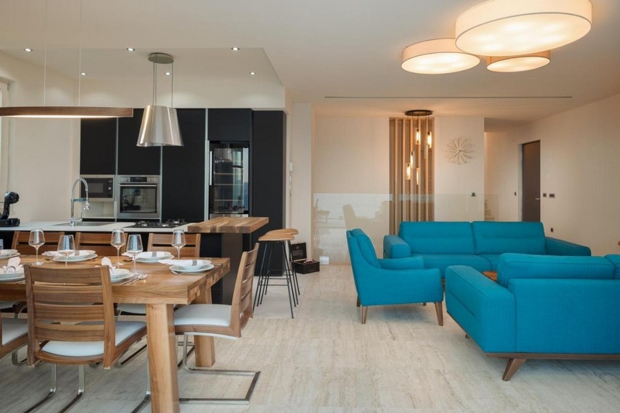 Otevřený obývací prostor s kuchyní a jídelním koutem