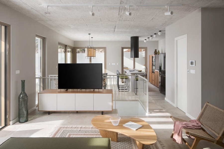 Světlý obývací pokoj s TV a otevřenou kuchyní